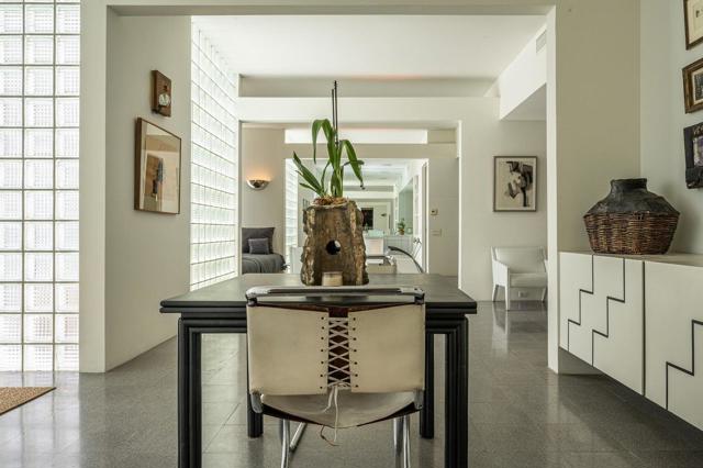 520 W ViA Lola, Palm Springs CA: https://media.crmls.org/mediaz/333706ce-86b2-440f-ad29-d7980414b1eb.jpg