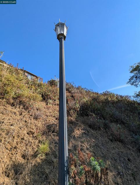 5 Besito Ave. @ Drury Rd., Oakland CA: https://media.crmls.org/mediaz/33370e0b-6d58-4ca6-af1a-4b5135a00a30.jpg