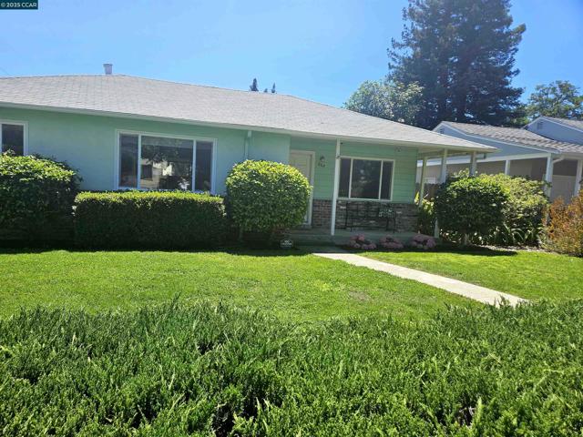 884 Juanita Dr, Lafayette CA: https://media.crmls.org/mediaz/33371a43-b257-4c26-b4ac-77400217763d.jpg