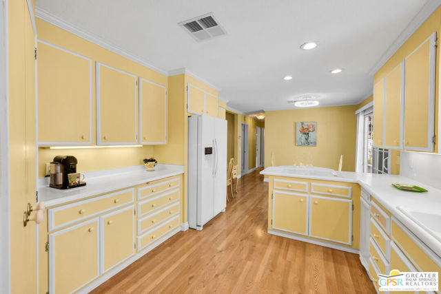 10 International Boulevard, Rancho Mirage CA: https://media.crmls.org/mediaz/3337513d-55cc-4ed7-8021-6e24705b94dd.jpg