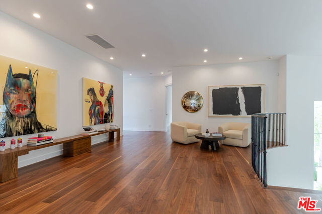 5192 Parkway Calabasas, Calabasas CA: https://media.crmls.org/mediaz/33375861-e1ec-48b2-af05-f448ac568b9a.jpg