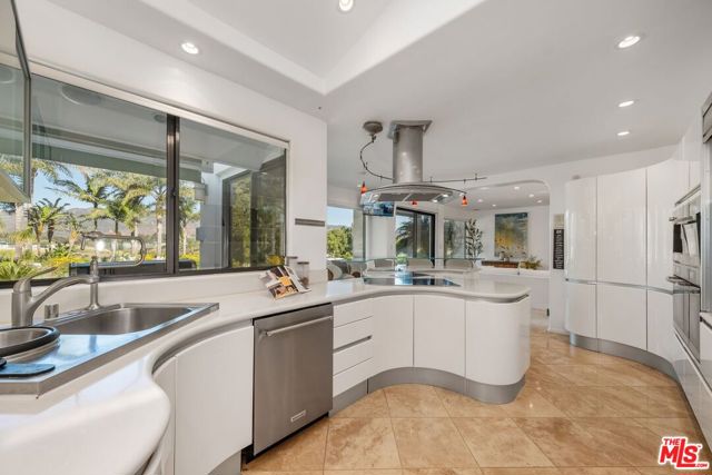 29417 Bluewater Road, Malibu CA: https://media.crmls.org/mediaz/33390f01-e8c2-49d3-b972-2665724012f7.jpg