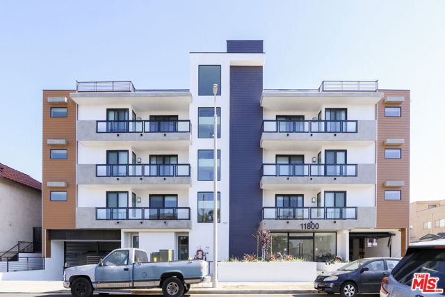 11800 Courtleigh Drive, Los Angeles CA: https://media.crmls.org/mediaz/333944ee-baf3-4591-9236-2d5421330cf2.jpg