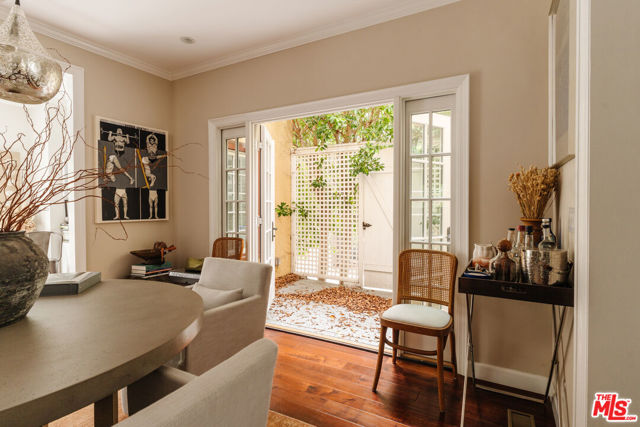 831 S Stanley Avenue, Los Angeles CA: https://media.crmls.org/mediaz/333a1e36-1fa1-444c-9393-6c8cc464d733.jpg