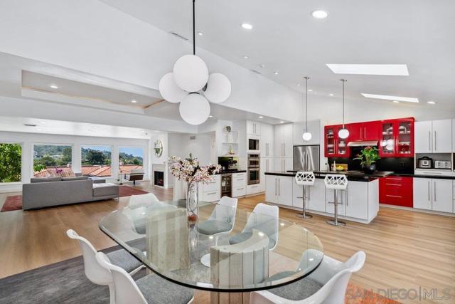 7645 Caminito Coromandel, La Jolla CA: https://media.crmls.org/mediaz/333ae222-e625-4d16-892b-7c7f546649e6.jpg