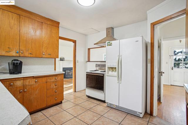 6576 Lucas AVE, Oakland CA: https://media.crmls.org/mediaz/333afd6c-1922-4856-88eb-784c37adb07b.jpg
