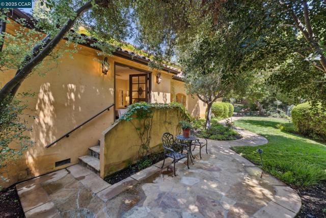 3711 Northgate Woods Court, Walnut Creek CA: https://media.crmls.org/mediaz/333b65c3-6537-4a56-bceb-904fe101319a.jpg