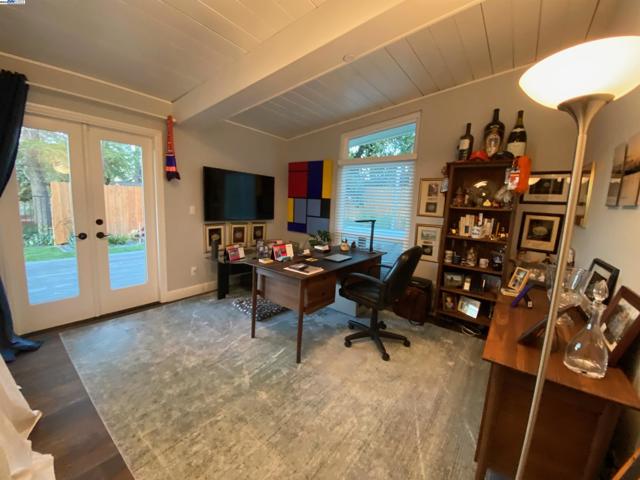 588 E Angela St, Pleasanton CA: https://media.crmls.org/mediaz/333c6426-9fac-44fd-a330-e2ec067c4ebd.jpg