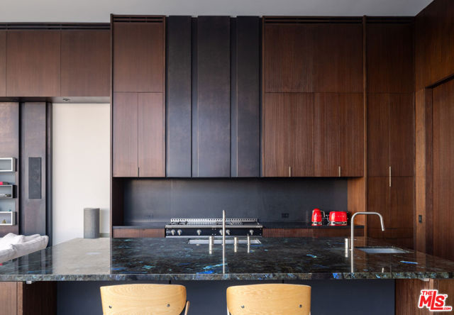 1305 Collingwood Place, Los Angeles CA: https://media.crmls.org/mediaz/333cc71e-58a0-4c40-910a-22f4bace7853.jpg