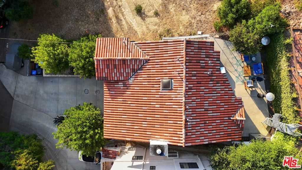 https://media.crmls.org/mediaz/333cc8e2-4778-402f-8c4c-9f1142085d3c.jpg?preset=X-Large