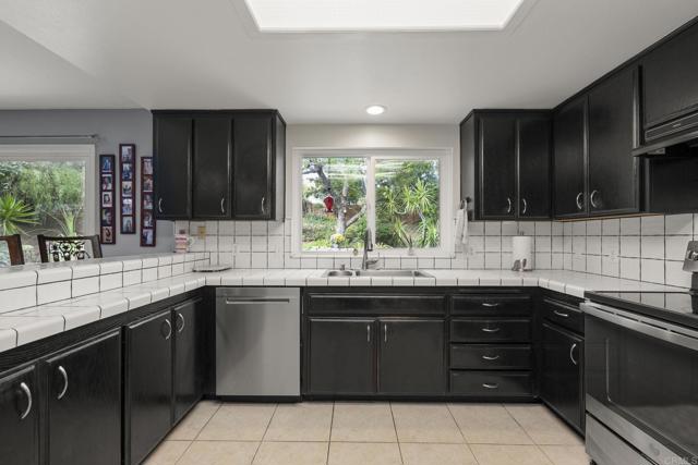 Detail Gallery Image 28 of 75 For 1402 Rimrock Dr, Escondido,  CA 92027 - 4 Beds | 3/1 Baths