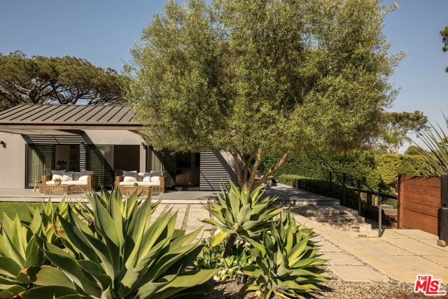28036 Sea Lane Drive, Malibu CA: https://media.crmls.org/mediaz/333d41c2-09c5-4f16-b302-415a1d144023.jpg