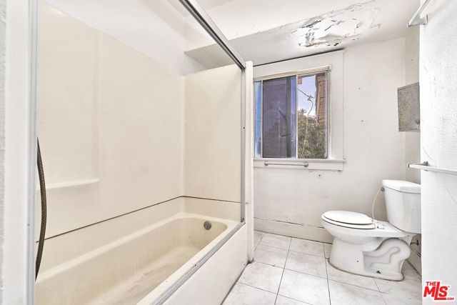 1612 Arlington Avenue, Los Angeles CA: https://media.crmls.org/mediaz/333d82fb-2fba-4227-8033-f9ceb41bd58a.jpg