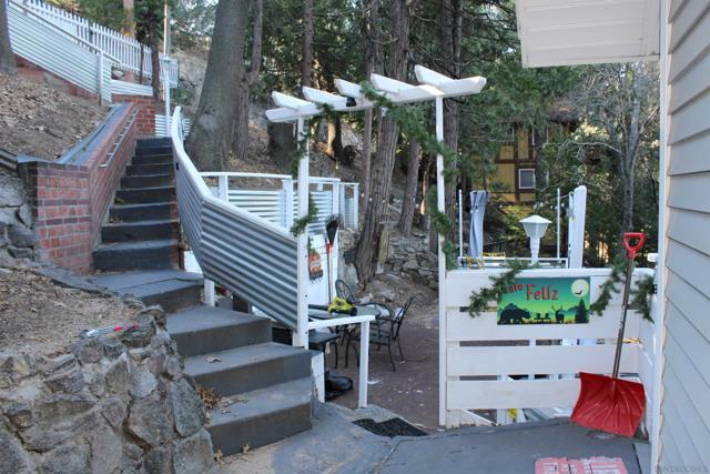 23984 SKYLAND DR, Crestline CA: https://media.crmls.org/mediaz/333dcedf-6779-48b1-b2be-0d01d8043ebe.jpg