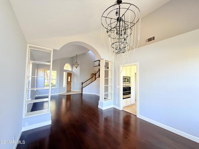 1061 Shoal Creek Court, Simi Valley CA: https://media.crmls.org/mediaz/333dddd8-69ae-4d2c-841f-eaee2b16df52.jpg
