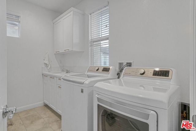 20818 W Bur Oak Circle, Porter Ranch CA: https://media.crmls.org/mediaz/333efcfb-c26d-49df-84f1-b08d6959c996.jpg