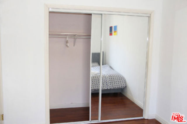 4226 Redwood Avenue, Los Angeles CA: https://media.crmls.org/mediaz/333f971a-985e-4053-bd81-bd85e9c411a4.jpg
