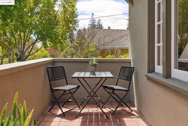 1071 Harvard Rd, Piedmont CA: https://media.crmls.org/mediaz/3340a55d-1c1d-4d8d-8919-ed47e32c2f48.jpg