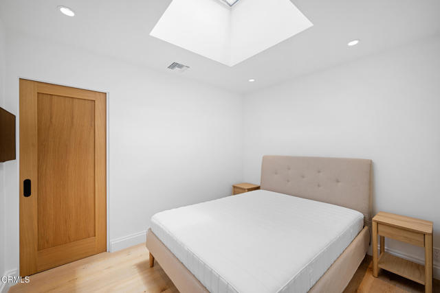 1932 1/4 Hillhurst Avenue, Los Angeles CA: https://media.crmls.org/mediaz/3340c5e1-522e-442d-89bc-8a3f768ca57d.jpg