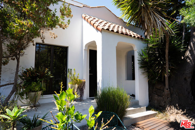 217 7th Avenue, Venice CA: https://media.crmls.org/mediaz/3340f4f4-515b-4a42-b91e-c35d43156d6b.jpg