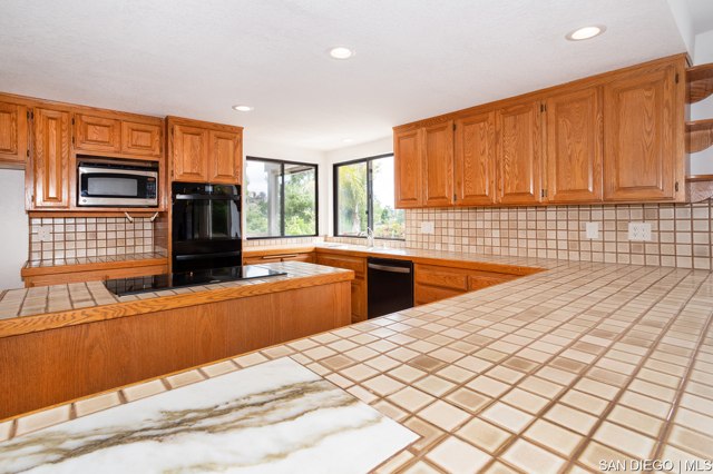 627 Elm Tree LN, Fallbrook CA: https://media.crmls.org/mediaz/33410580-45d4-4773-8a6b-bd0cbc4dded7.jpg