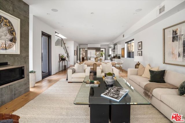 616 N FULLER Avenue, Los Angeles CA: https://media.crmls.org/mediaz/3341a294-b132-47cc-a8fc-72d4cc57f7c7.jpg