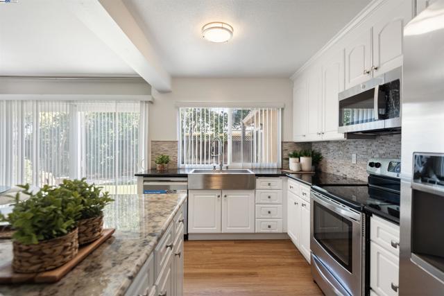 35344 Rutland Ct, Newark CA: https://media.crmls.org/mediaz/33424452-8024-44f7-baf1-1a450b4a988d.jpg
