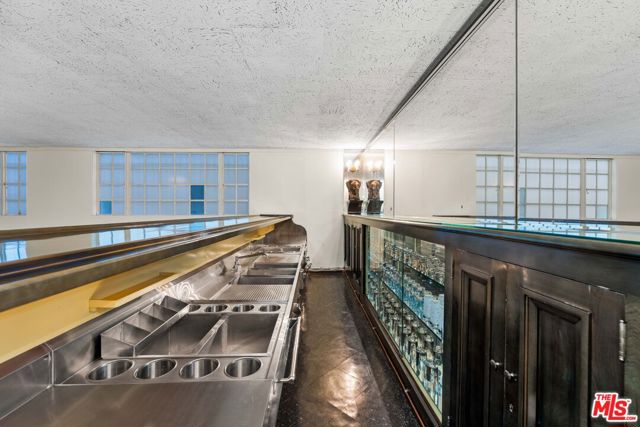 191 S Hudson Avenue, Los Angeles CA: https://media.crmls.org/mediaz/33433604-b827-44af-95fe-897a03db0d8d.jpg