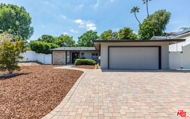 6941 Scarborough Peak Drive photo 2
