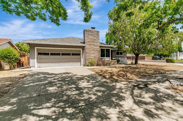 1390 Pointe Claire Drive, Sunnyvale CA: https://media.crmls.org/mediaz/3343f336-ddd0-4216-82c4-5d17c3194736.jpg