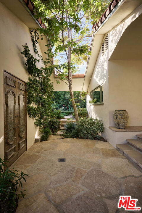 1296 Capri Drive, Pacific Palisades CA: https://media.crmls.org/mediaz/33443b20-a11a-4961-87b3-4323ff143675.jpg