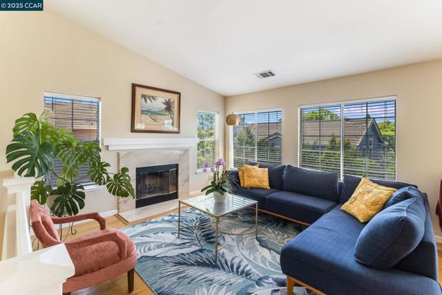 289 Crestview Ave, Martinez CA: https://media.crmls.org/mediaz/3345c54a-bb33-4e44-be96-cb6ffdcd26cd.jpg