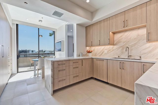 300 N Swall Drive, Beverly Hills CA: https://media.crmls.org/mediaz/3346872f-ed19-40d0-9eba-9dfda723cb7d.jpg