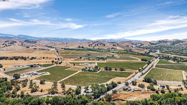 2461 Ancona Cir, Livermore CA: https://media.crmls.org/mediaz/3346c08e-60fa-4106-b20d-1981257d5ea9.jpg