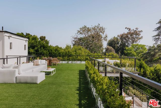 260 S Canyon View Drive, Los Angeles CA: https://media.crmls.org/mediaz/3346e7cb-0a6b-4739-ab19-687424ba548a.jpg
