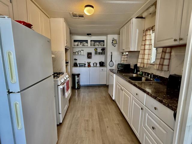32220 San Miguelito Drive, Thousand Palms CA: https://media.crmls.org/mediaz/3346e8e2-9342-4d6e-ac01-ffee7c47b924.jpg