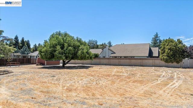 27000 S Hillview St, Tracy CA: https://media.crmls.org/mediaz/33470616-34db-4d98-9e15-f571a412fa32.jpg