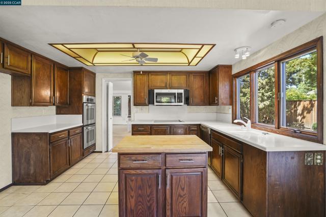 220 Daylight Pl, Danville CA: https://media.crmls.org/mediaz/334740a3-6a2e-49b8-8a89-f4f2b663e7cb.jpg