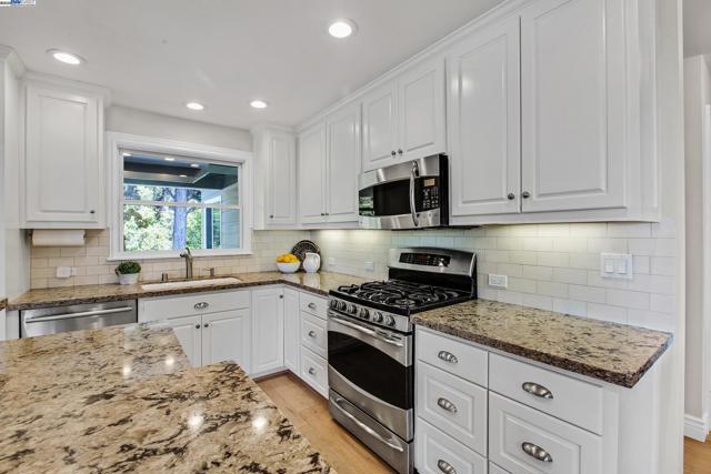 5601 Castle Dr, Oakland CA: https://media.crmls.org/mediaz/33480b85-f70d-4ccc-8d62-daba90c05cf2.jpg