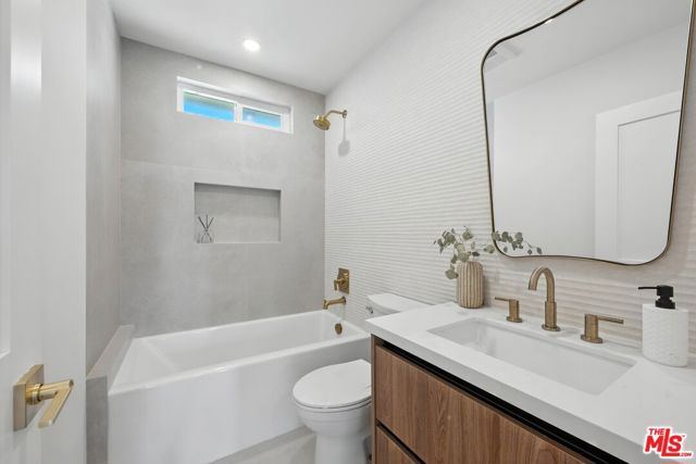 15727 Hartsook Street, Encino CA: https://media.crmls.org/mediaz/334871ee-05f5-4a75-a1cb-22c8b98a3576.jpg
