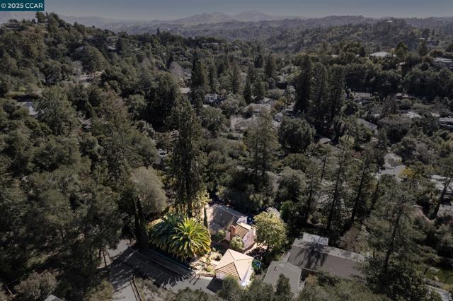 40 Las Palomas, Orinda CA: https://media.crmls.org/mediaz/3348907e-09f9-4f78-aab6-a752c12c1461.jpg