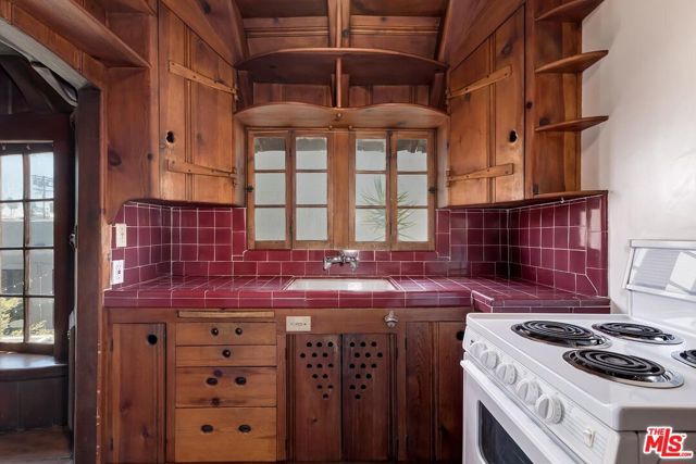 3825 Dunn Drive, Culver City CA: https://media.crmls.org/mediaz/3348bb41-0dd8-4b8f-bba8-1d0c36ce3636.jpg