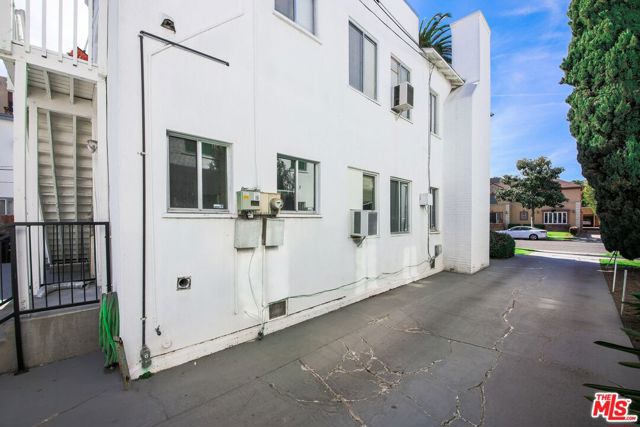 224 S Gale Drive, Beverly Hills CA: https://media.crmls.org/mediaz/334991bd-1680-4235-aed5-3508f0cc365a.jpg