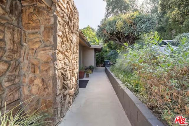 702 Cavanagh Road, Glendale CA: https://media.crmls.org/mediaz/3349d0d7-2f62-4383-834c-459bb4b7736f.jpg