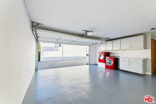 29221 Heathercliff Road, Malibu CA: https://media.crmls.org/mediaz/334a5264-b812-44ff-a0df-7e8cacbadd79.jpg