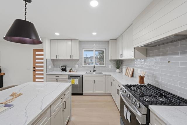 Detail Gallery Image 11 of 35 For 3296 via Bartolo, San Diego,  CA 92111 - 4 Beds | 3 Baths