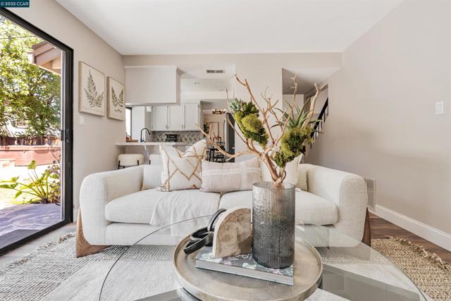 2329 Sweetwater Dr, Martinez CA: https://media.crmls.org/mediaz/334ad7b0-2a05-4c81-aeac-82222dec2099.jpg