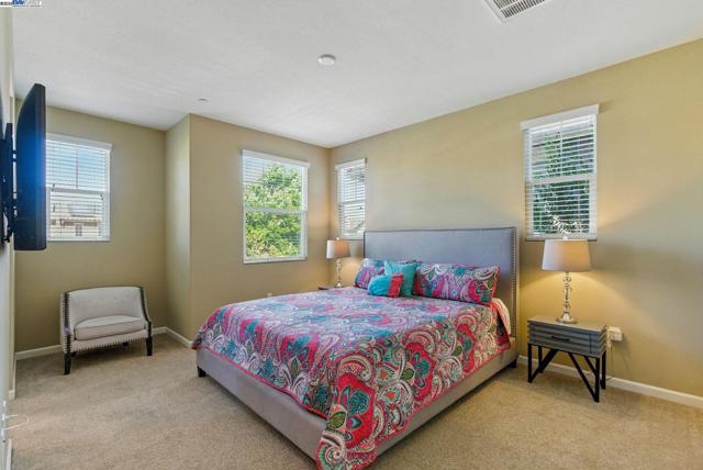 841 Fan Palm Ln, Brentwood CA: https://media.crmls.org/mediaz/334bf776-9c2b-450f-af9c-1880e82cdc7b.jpg