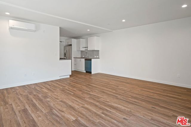 1166 S Cochran Avenue, Los Angeles CA: https://media.crmls.org/mediaz/334d1805-064b-4bd3-9c03-6d5f1c8db3a6.jpg