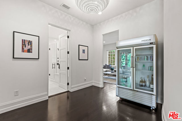 9928 Toluca Lake Avenue, Toluca Lake CA: https://media.crmls.org/mediaz/334d3882-45a7-407c-a1d0-dce472afc382.jpg